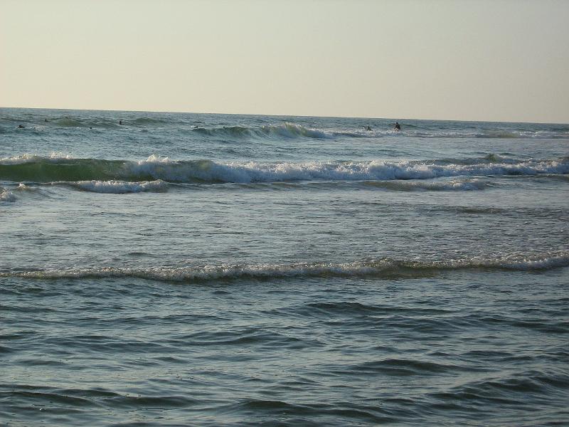 atlantische kust les landes.jpg - Atlantische kust bij Les Landes. Wel een paar mensen met surfplanken in het water, maar dat het nu zulke hoge golven zijn.....